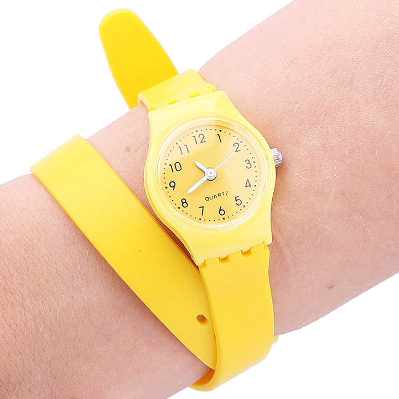 Желтые часы на руку